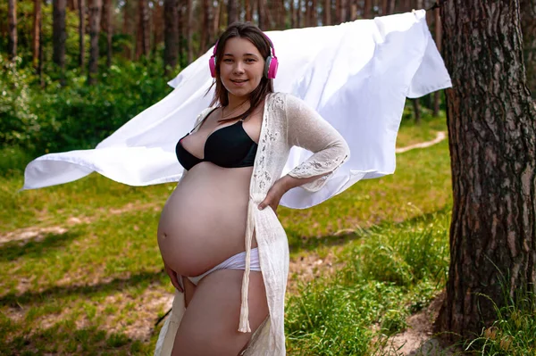 Jovem Feliz Mulher Grávida Relaxando Desfrutando Vida Natureza — Fotografia de Stock