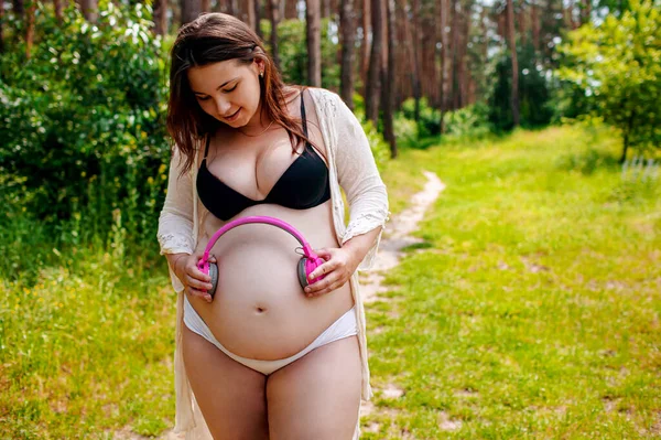 Νεαρή Ευτυχισμένη Έγκυος Γυναίκα Χαλαρώνοντας Και Απολαμβάνοντας Ζωή Στη Φύση — Φωτογραφία Αρχείου