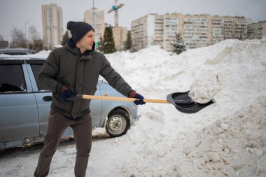 Kar Kürekli Adam Kar Yığının Yanında