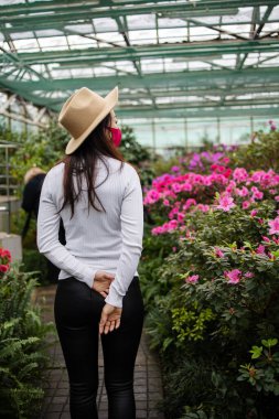 Asyalı Kadın Bahçede Çiçeklere Hayran