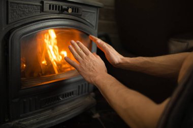 Isınmak için Ateşin Önündeki Eller