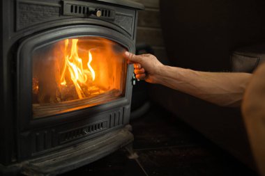 İçinde ateş yanan döşemeli soba..