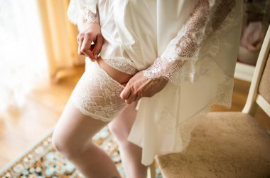 Bornozlu genç bir gelinin elleri. Gelin Hazırlığı. Düğün için Hazırlanıyor