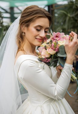 Bahçedeki Güzel Gelinin Portresi