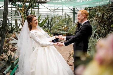 Neşeli Kucaklaşma Sevimli Bahçede Yeni Evli.