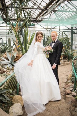 Neşeli Kucaklaşma Sevimli Bahçede Yeni Evli.