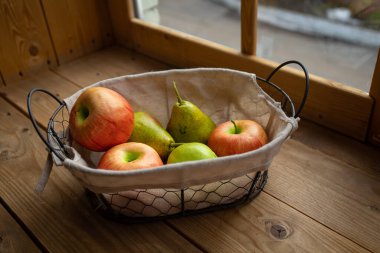 Kırmızı Elmalar ve Armutlar Sepette, Mutfak Masası. Evde Konfor