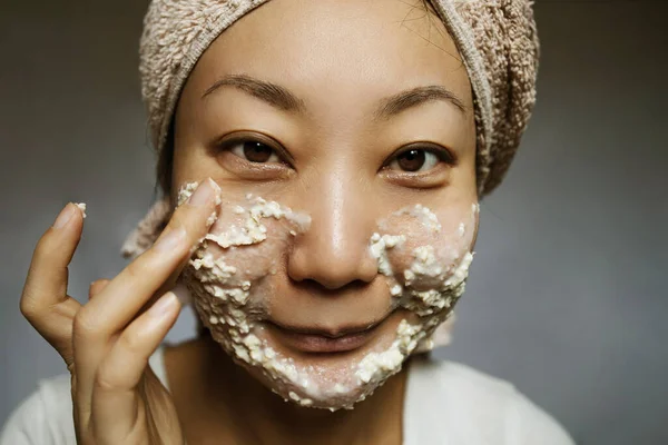 Mısır gevreğiyle ev yapımı yüz maskesi. Yulaf Gevreğiyle Ev Kaplıcası.