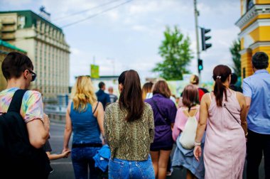 Avrupa 'da Trafik Işığı Yakınındaki Yaya Geçidi İnsanları.