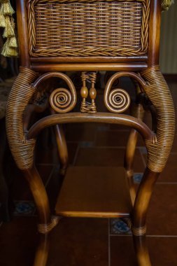 Eski evdeki ahşaptan oyulmuş antika mobilyalar.