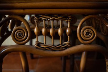 Eski evdeki ahşaptan oyulmuş antika mobilyalar.