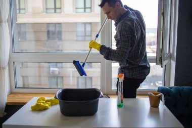 Evdeki Pencereyi Temizleyen Adam. Ofiste camları yıkayan bir işçi. Pencere Temizleme.
