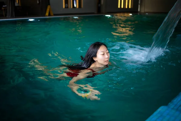 Asiatique Femme Natation Dans Intérieur Piscine — Photo