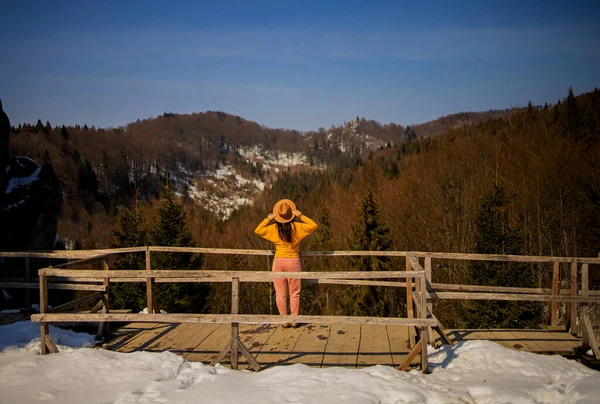 Женщина Туристка Шапке Вершине Холма Наслаждается Видом Горы — стоковое фото