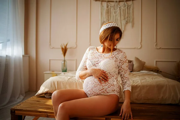 在卧室里的怀孕妇女 手放在美女身上 — 图库照片
