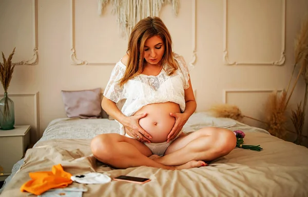 Mujer Embarazada Ansiosa Dormitorio Con Mano Vientre —  Fotos de Stock