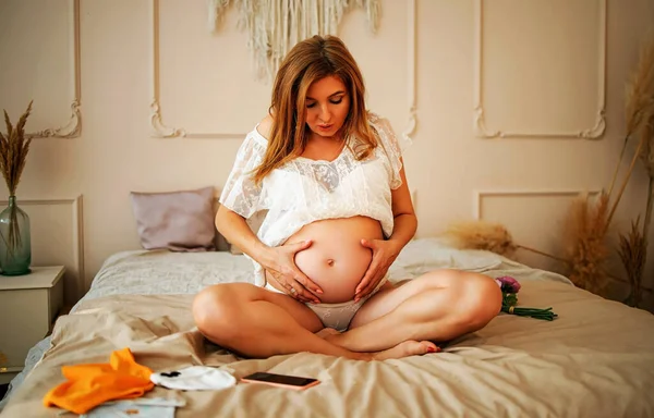 Femme Enceinte Anxieuse Dans Chambre Coucher Avec Main Ventre — Photo