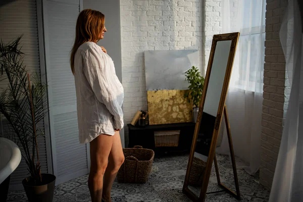 Mujer Embarazada Ansiosa Dormitorio Con Mano Vientre —  Fotos de Stock