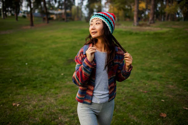 Милая Азиатская Девочка Подросток Гуляющая Осеннем Лесу Удивительная Женщина Лесу — стоковое фото