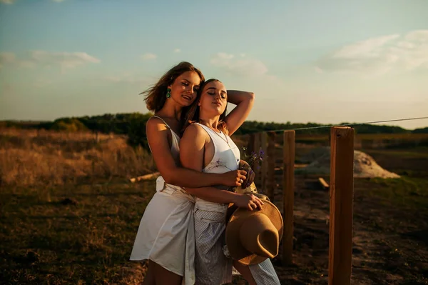 Deux Filles Ludiques Sous Vêtements Câlinant Dans Nature — Photo