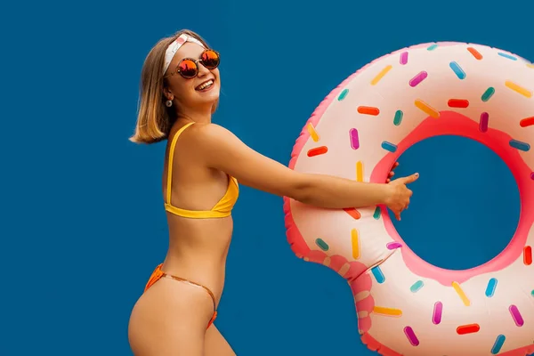 Junge Frau Posiert Mit Aufblasbarem Ring Donut Form Auf Blauem — Stockfoto