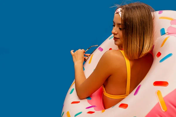Jong Vrouw Meisje Poseren Met Donut Vormige Zwemmen Opblaasbare Ring — Stockfoto