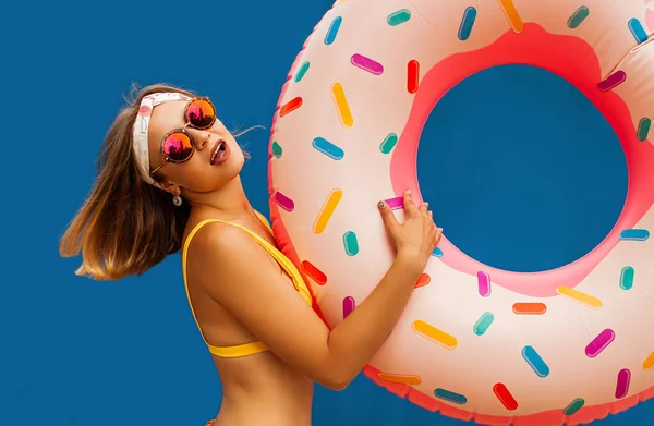 Νεαρή Γυναίκα Ποζάρει Donut Shaped Κολυμπήστε Φουσκωτό Δαχτυλίδι Απομονώνονται Μπλε — Φωτογραφία Αρχείου