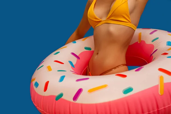 Chica Joven Posando Con Anillo Inflable Natación Forma Rosquilla Aislado —  Fotos de Stock