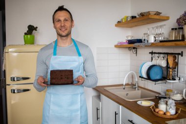 Erkek Pasta Şefi Sünger Keki veya Çikolatalı Kadife Kek