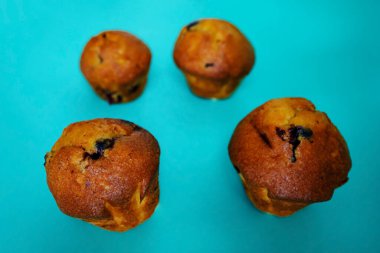 Yabanmersinli ve vanilyalı kekler. Pastalar mavi arka planda..