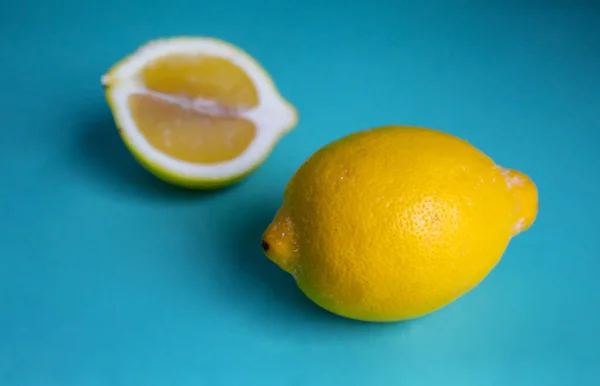 Tampilan Atas Isolasi Lemon Kuning Segar Latar Belakang Biru Latar — Stok Foto