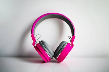 Beyaz Arkaplanda Pembe Kulaklık