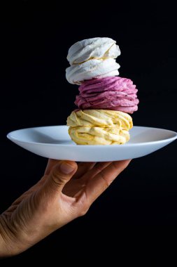 Üç tatlı ev yapımı Airy Zephyr ya da Siyah Arkaplanda Şekerlemeler