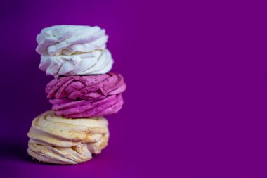 Meyveli şekerlemeler, hamur işi ürünler, Pembe Arkaplanda Kahvaltı İçin Şekerler.