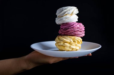 Üç tatlı ev yapımı Airy Zephyr ya da Siyah Arkaplanda Şekerlemeler