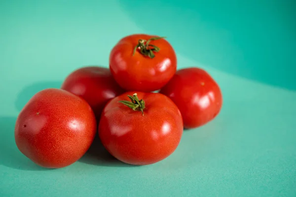 Tomates Ecológicos Anudados Sobre Fondo Azul Alimentos Vegetales Ecológicos — Foto de Stock