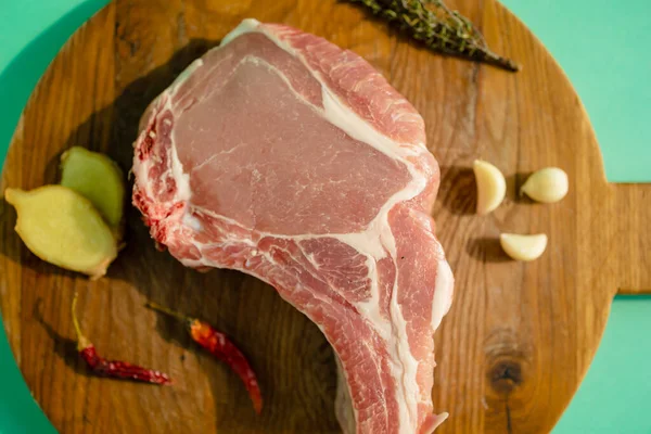 Club Carne Cerdo Cruda Striploin Filete Hueso Fondo Madera —  Fotos de Stock