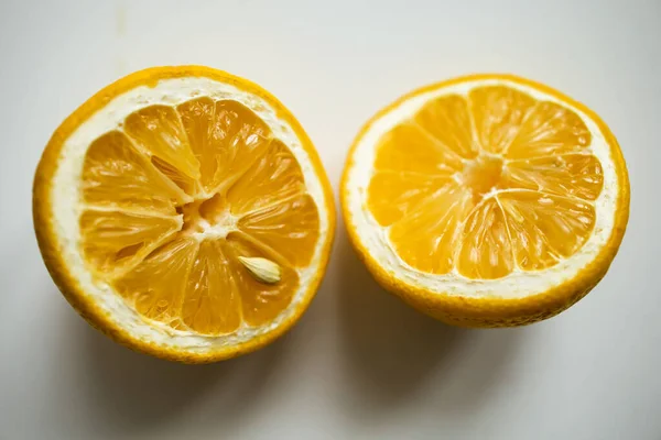 Diiris Lemon Pada Meja Tutup Latar Belakang Putih — Stok Foto