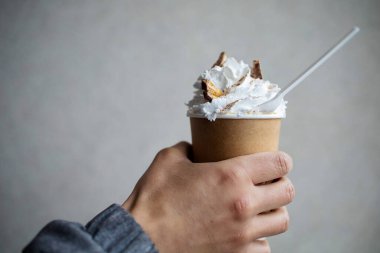 El ele tutuşup bir fincan sütlü kahve içeriz..