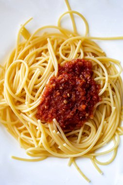 Napoli Domates Soslu Penne Makarnası Erişte. Lezzetli Spagetti Pastırması ya da Bolonez.