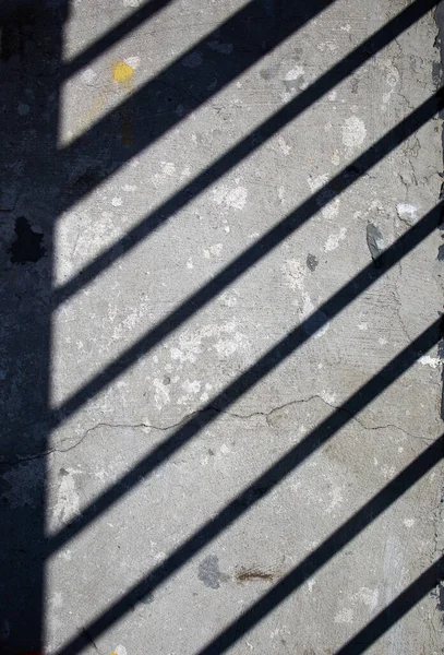 장벽에 그림자가 드리워져 비탈길에서 콘크리트 바닥에 그림자가 드리워졌다 — 스톡 사진