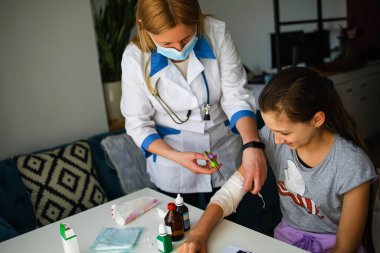 Kırık koluyla Aile Hekimine Gelen Güzel Kız