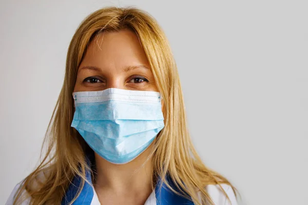 Mezza Faccia Donna Bionda Maschera Medica Sfondo Blu — Foto Stock