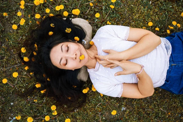 Smiling Young Asian Woman Relaxing Meadow Many Dandelions Spring Sunny — Stock Photo, Image