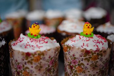 Mutfakta aşçı Tatil arifesinde Paskalya pastası hazırlıyor.