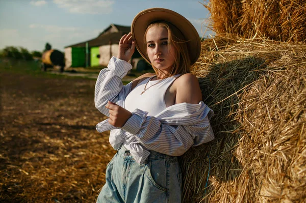 Young Beautiful Blonde Woman Straw Hat Relaxing Dry Hay Summer — Stock Photo, Image