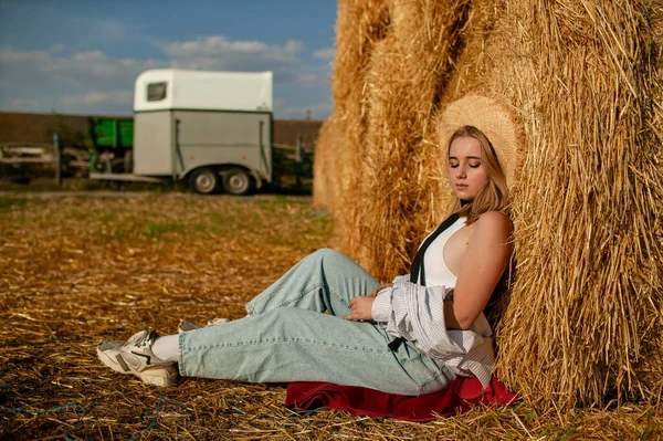 Jong Mooi Blond Vrouw Een Stro Hoed Ontspannen Droog Hooi — Stockfoto