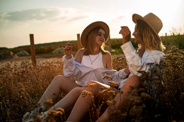 Fidanzate Sorelle Che Divertono All Aperto Grazioso Positivo Ritratto Migliore — Foto Stock