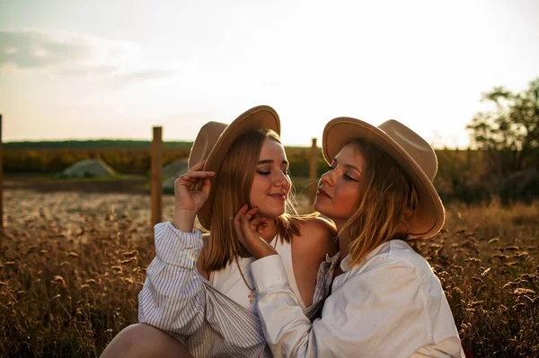 Fidanzate Sorelle Che Divertono All Aperto Grazioso Positivo Ritratto Migliore — Foto Stock