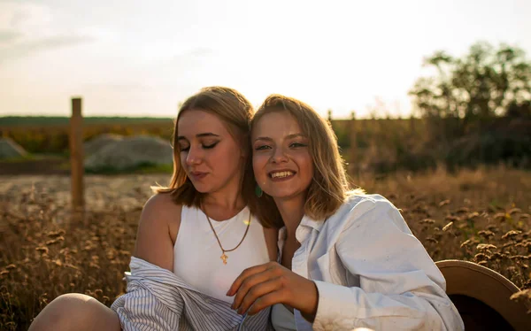 Novias Hermanas Divirtiéndose Aire Libre Lindo Retrato Positivo Mejor Amigo —  Fotos de Stock